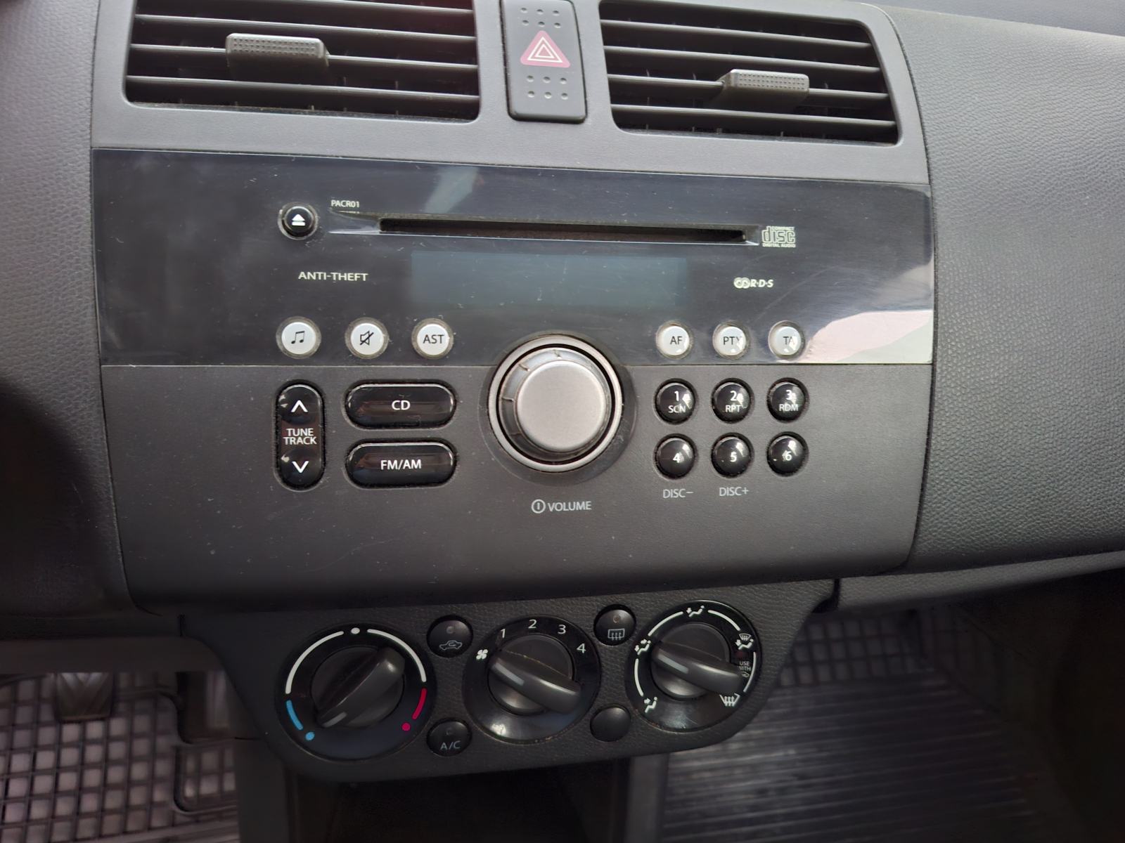 Suzuki Swift 1.3 i,POTVRDA O KM, REG. 8/2027. VRHUNSKI !, fotografija 19