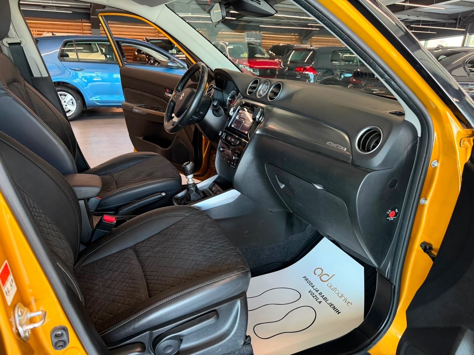 Suzuki Vitara 1,4 4WD HYBRID • NAVI • SERVISNA • KAMERA • LEASING, fotografija 20