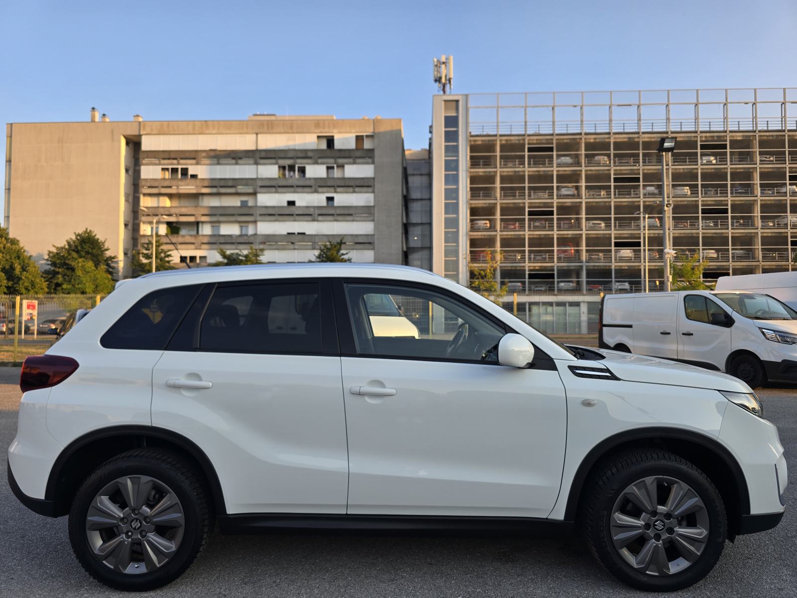 SUZUKI VITARA 1.4 GL HYBRID *99 000 KM *HR AUTO* 2022 * Prvi vlasnik *, fotografija 7