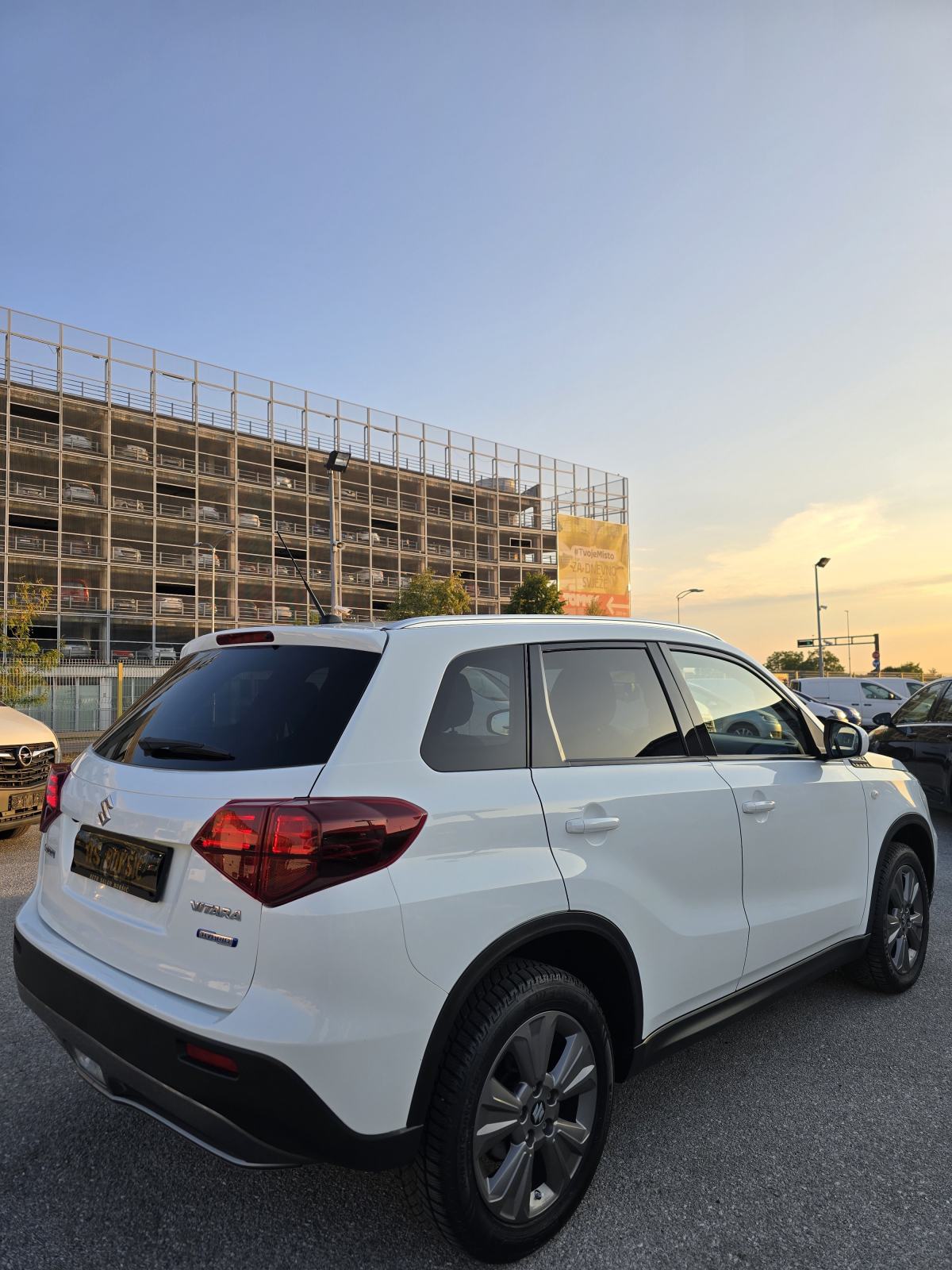 SUZUKI VITARA 1.4 GL HYBRID *99 000 KM *HR AUTO* 2022 * Prvi vlasnik *, fotografija 6