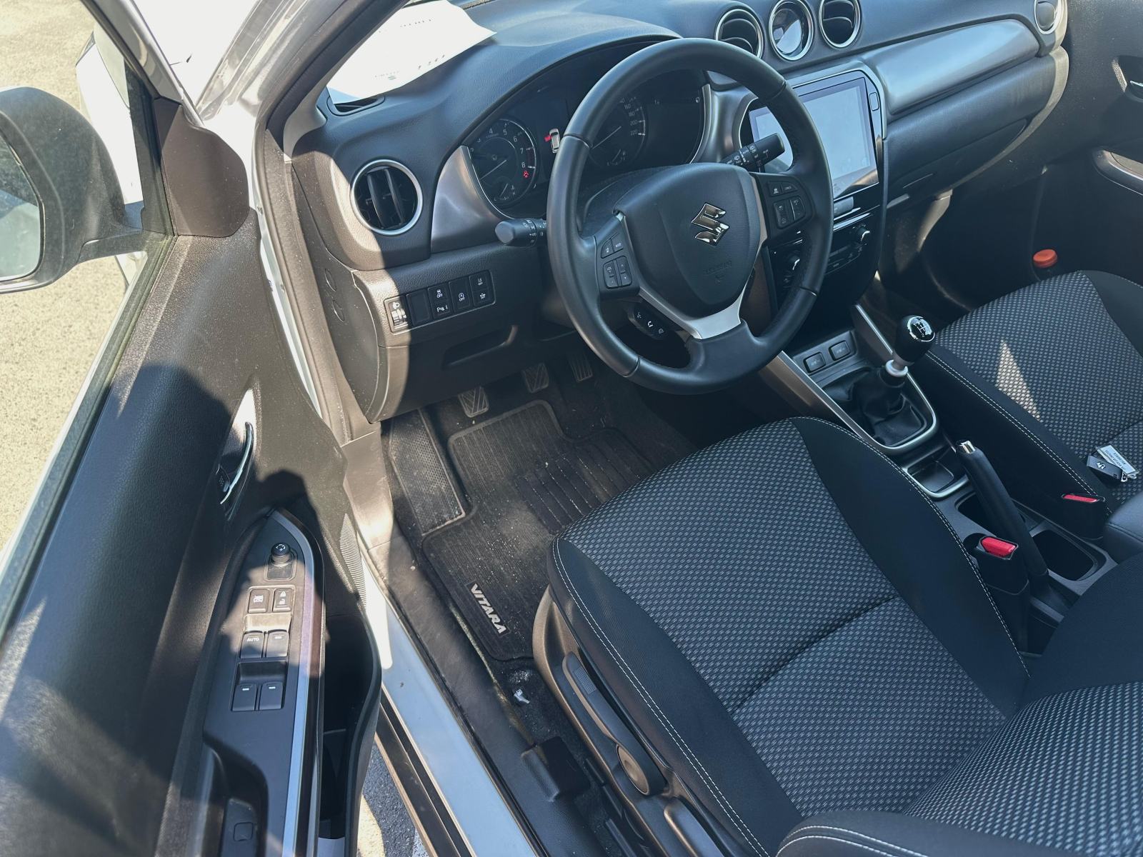 Suzuki Vitara 1,4 GL+ HYBRID reg. do 04/2027, fotografija 12