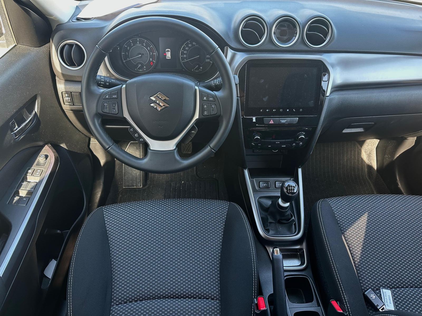 Suzuki Vitara 1,4 GL+ HYBRID reg. do 04/2027, fotografija 11