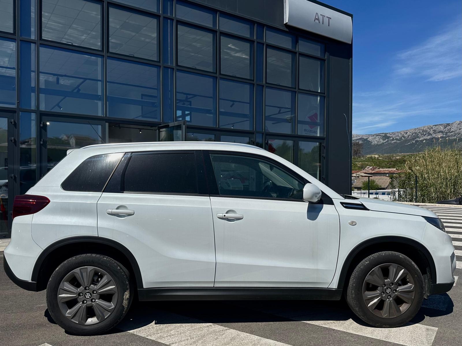 Suzuki Vitara 1,5 GL+ HYBRID Automatik reg. do 3/27, fotografija 2