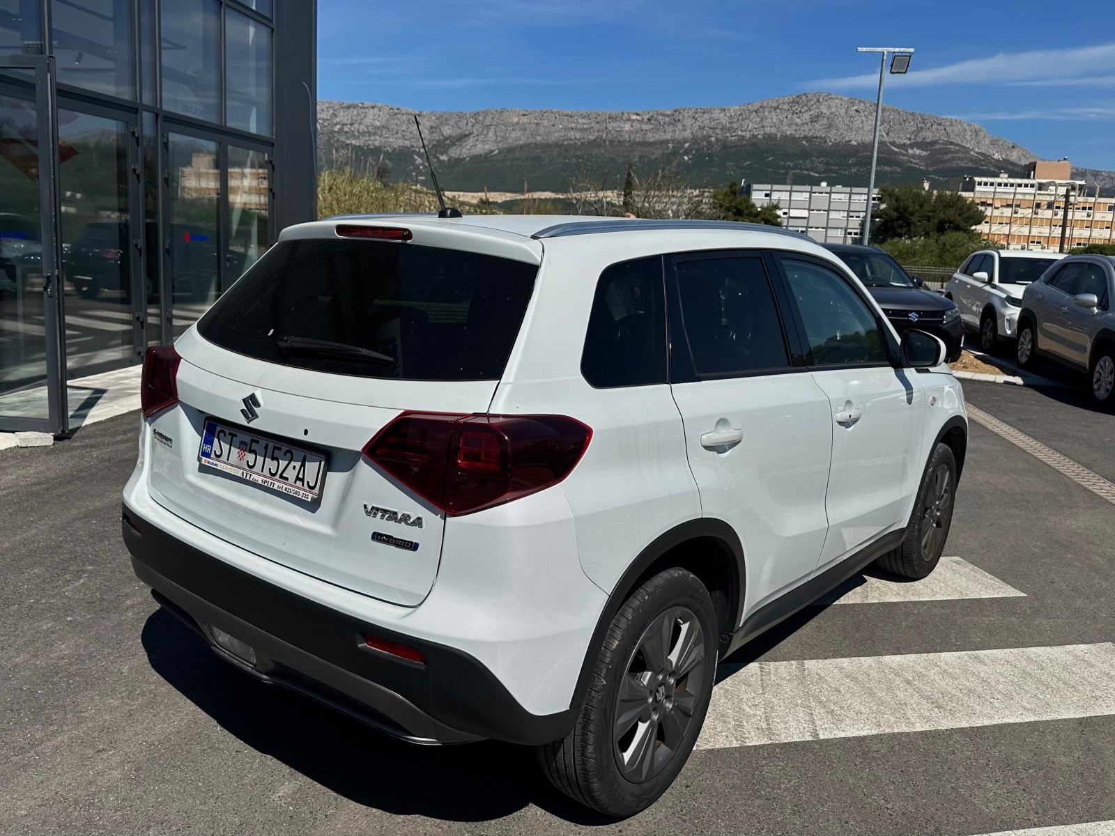 Suzuki Vitara 1,5 GL+ HYBRID Automatik reg. do 3/27, fotografija 3