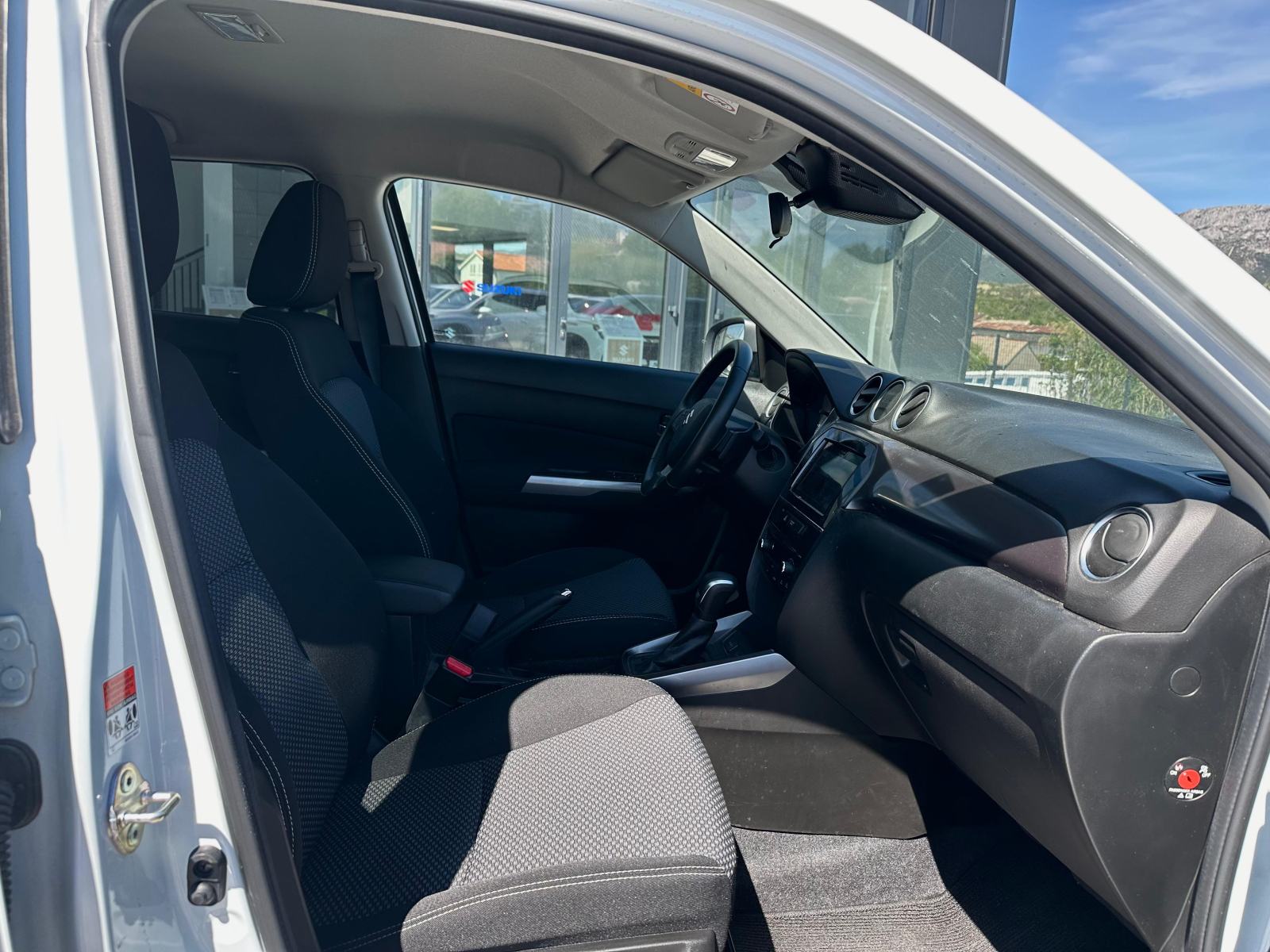 Suzuki Vitara 1,5 GL+ HYBRID Automatik reg. do 3/27, fotografija 15
