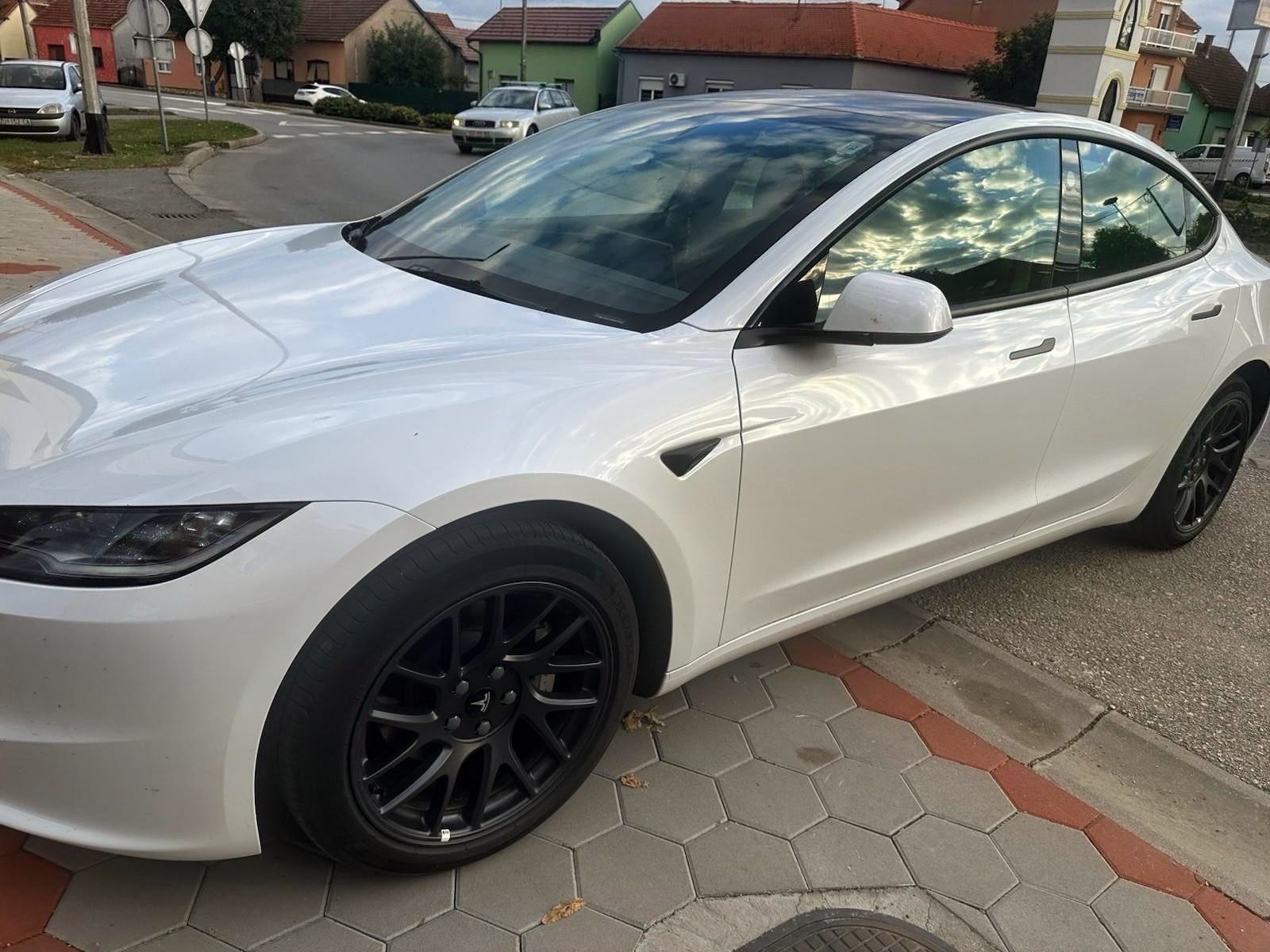 Tesla Model 3 Highland, fotografija 2