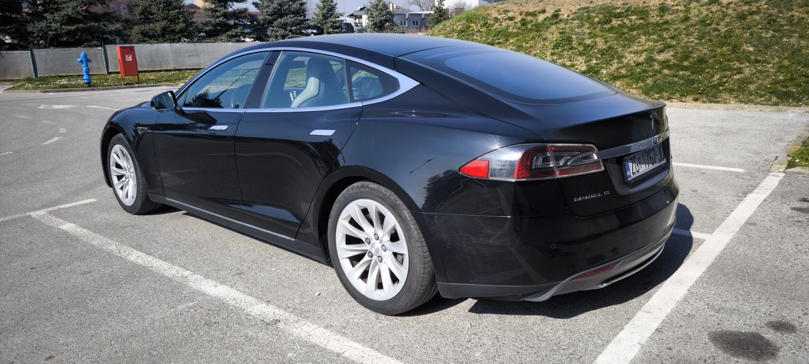Tesla Model S 85D, fotografija 3