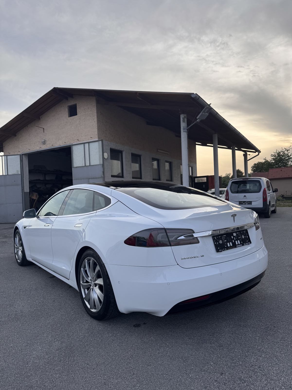 Tesla Model S 90D automatik, fotografija 3
