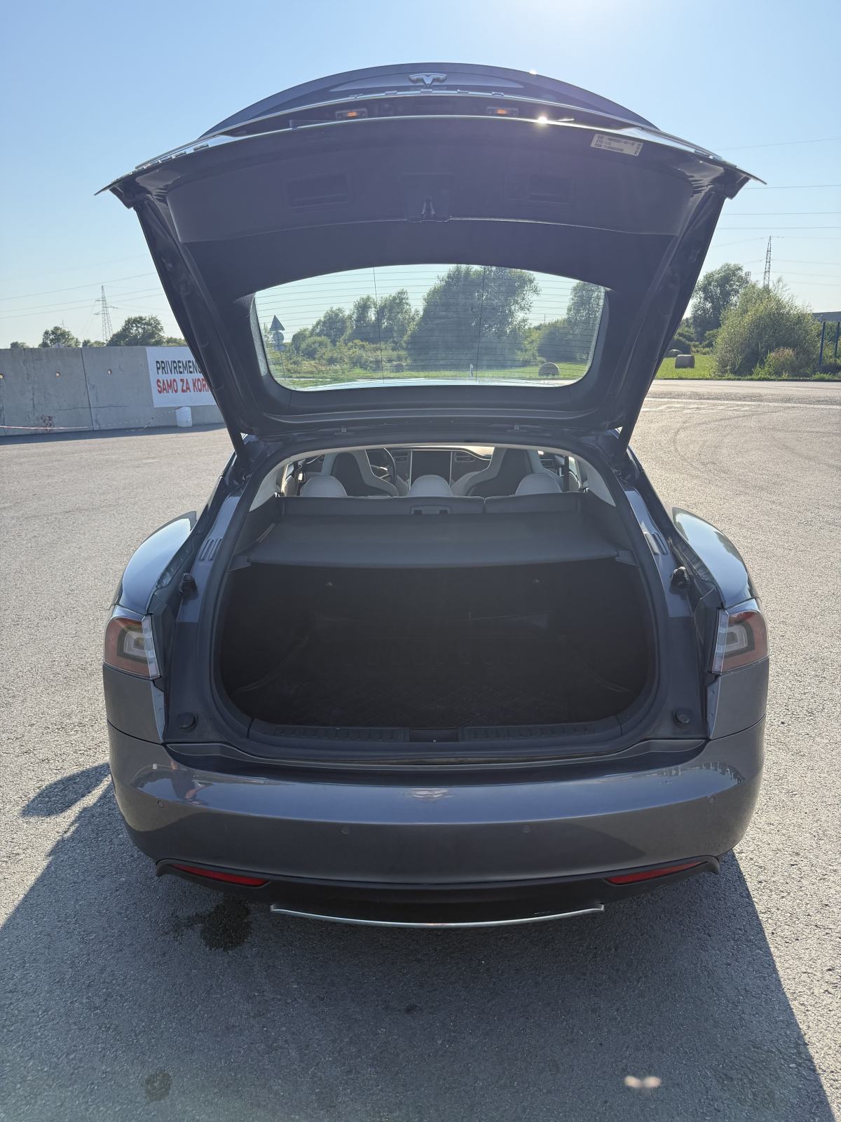 Tesla Model S P85, fotografija 10