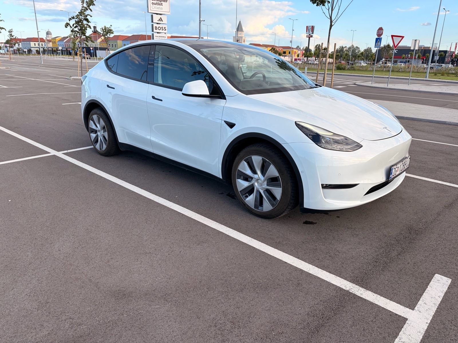 Tesla Model Y Dual motor AWD SoH 94%, pogled izvana - slika 3