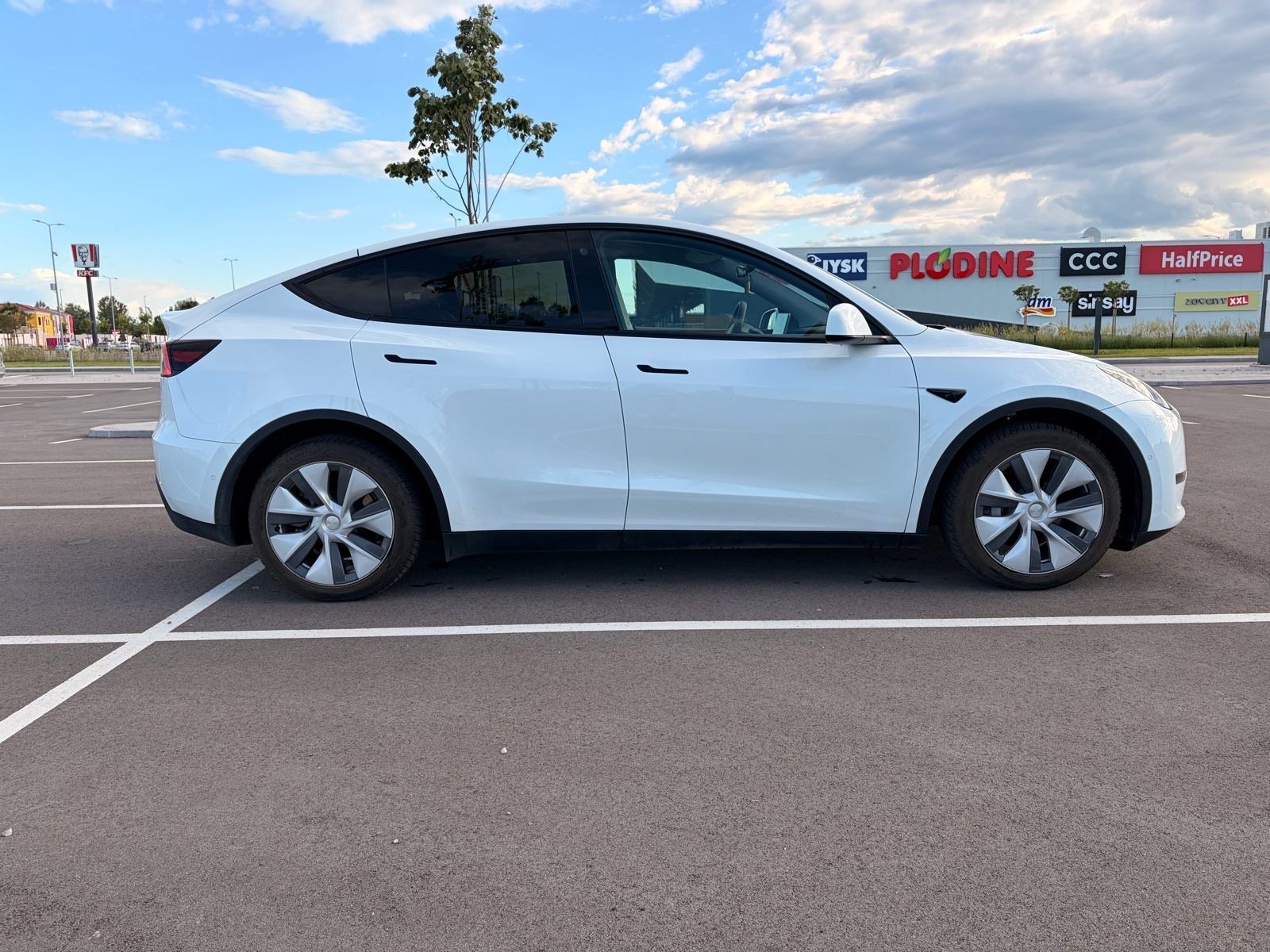 Tesla Model Y Dual motor AWD SoH 94%, pogled izvana - slika 4