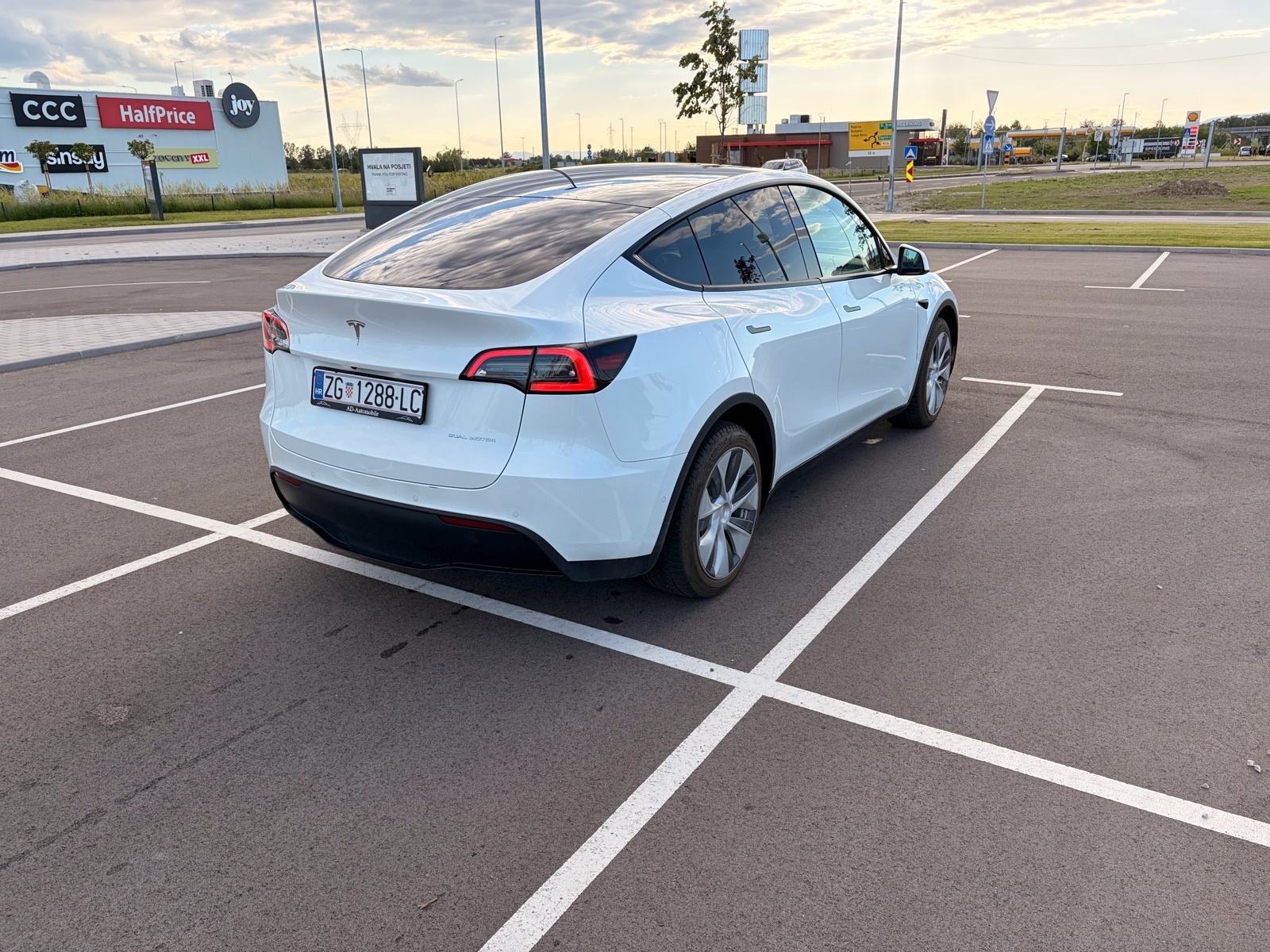 Tesla Model Y Dual motor AWD SoH 94%, pogled izvana - slika 5