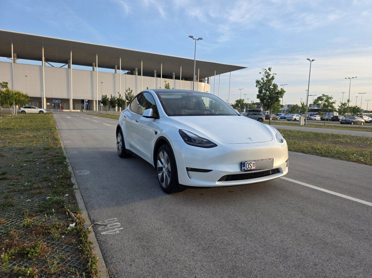 Tesla Model Y Long Range AWD, 2024, prvi vlasnik, kuka, garancija, fotografija 2