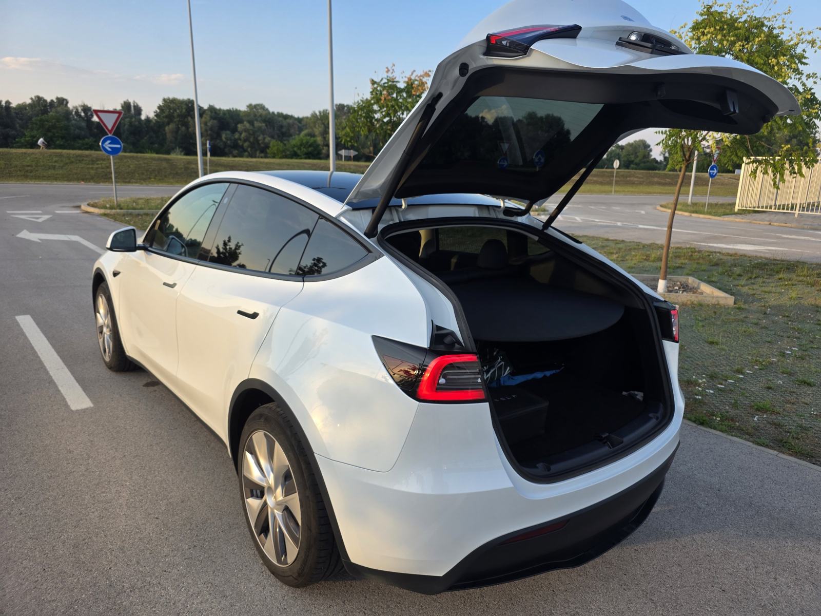 Tesla Model Y Long Range AWD, 2024, prvi vlasnik, kuka, garancija, fotografija 8