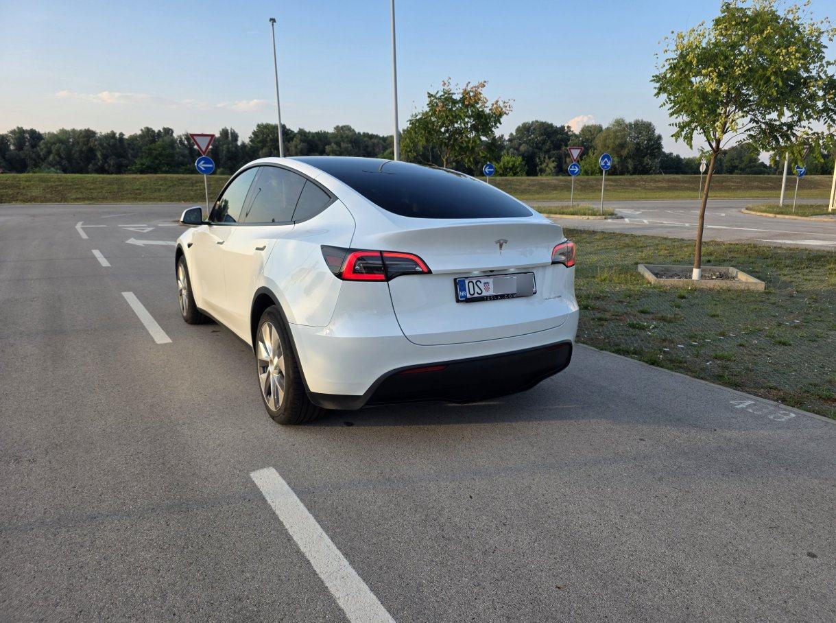 Tesla Model Y Long Range AWD, 2024, prvi vlasnik, kuka, garancija, fotografija 3