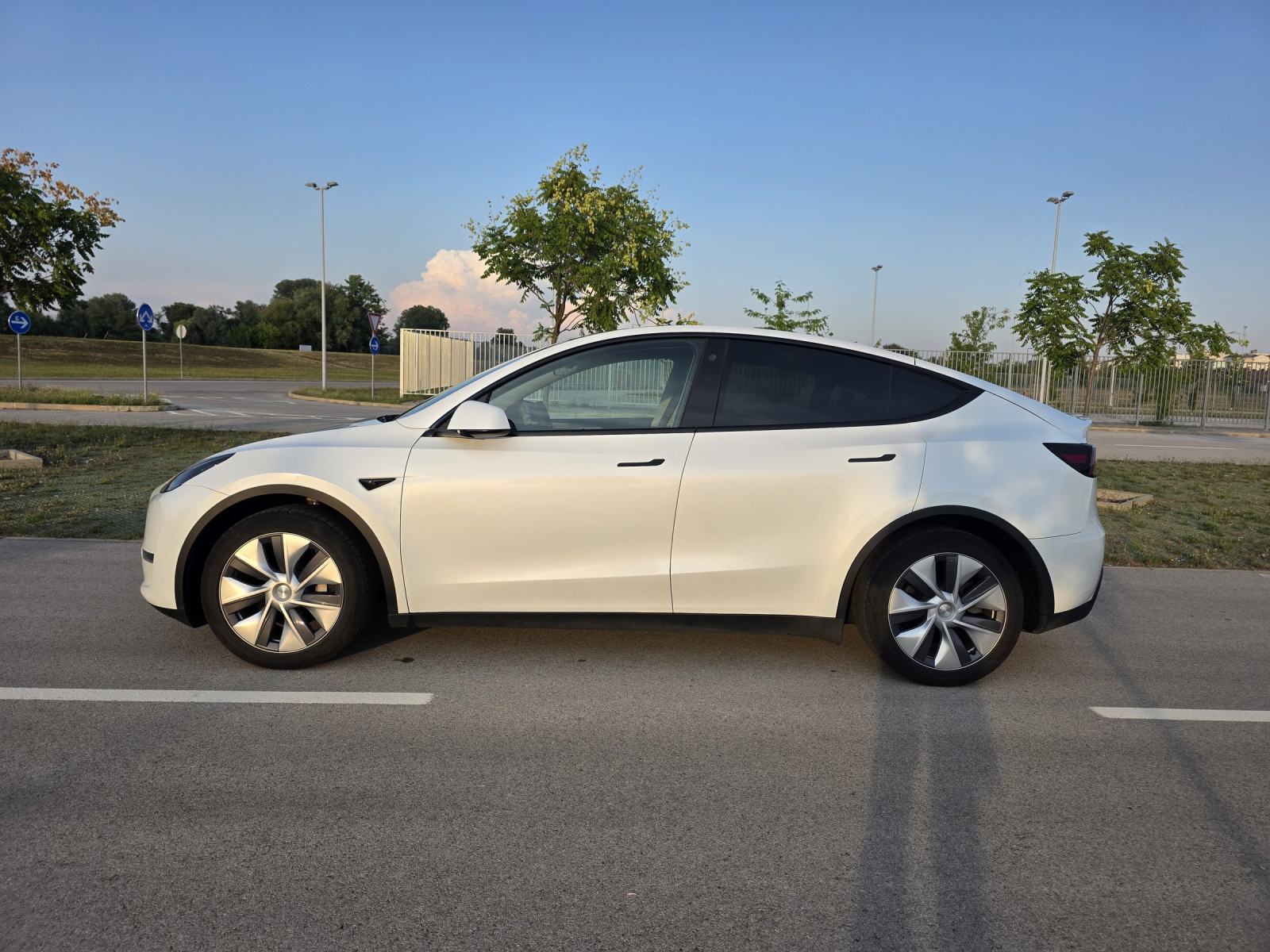 Tesla Model Y Long Range AWD, 2024, prvi vlasnik, kuka, garancija, fotografija 7