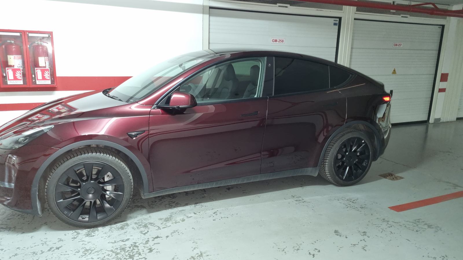 Tesla Model Y LR AWD, 378 kW, 20", Midnight Cherry, fotografija 3