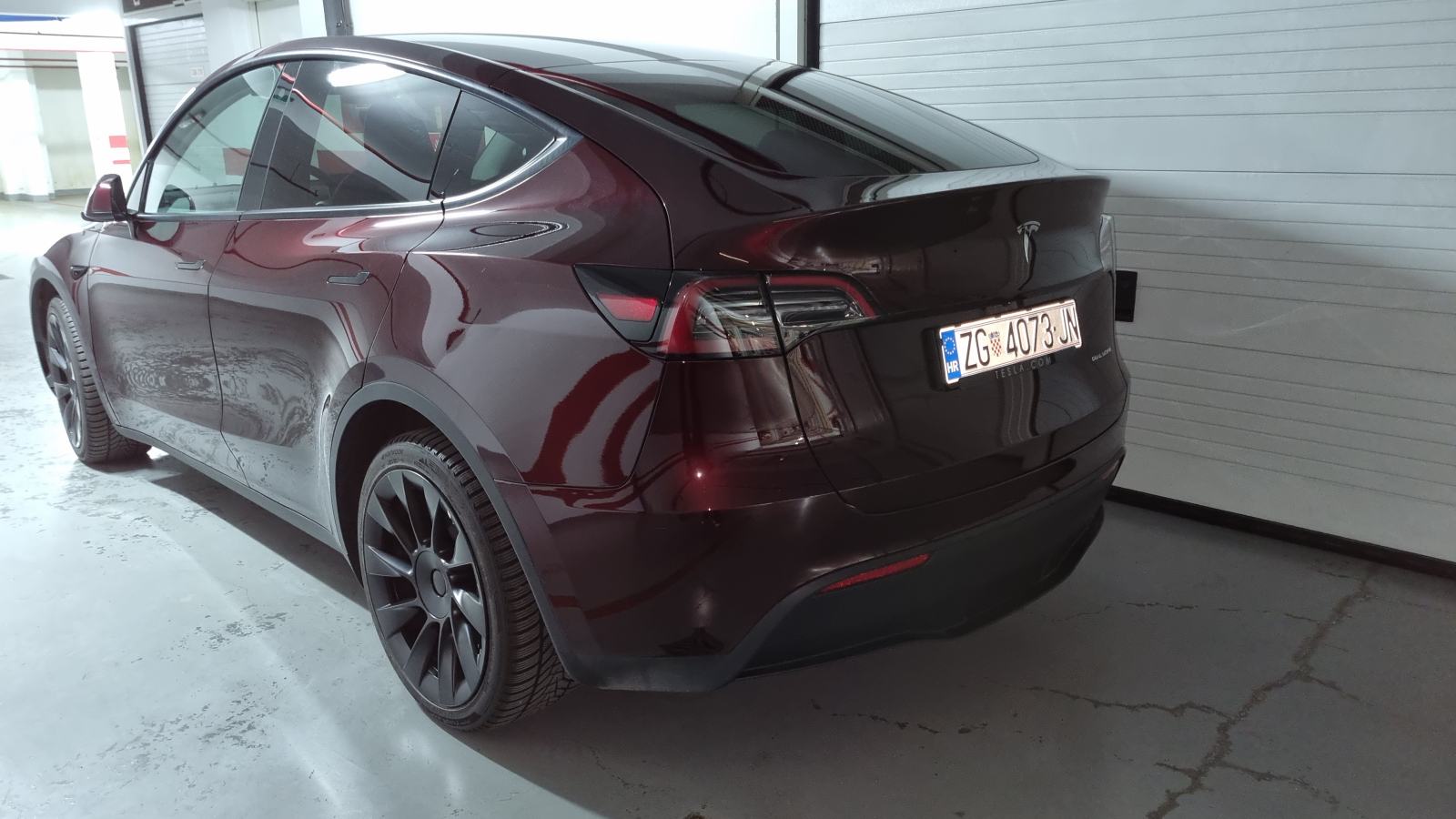 Tesla Model Y LR AWD, 378 kW, 20", Midnight Cherry, fotografija 2