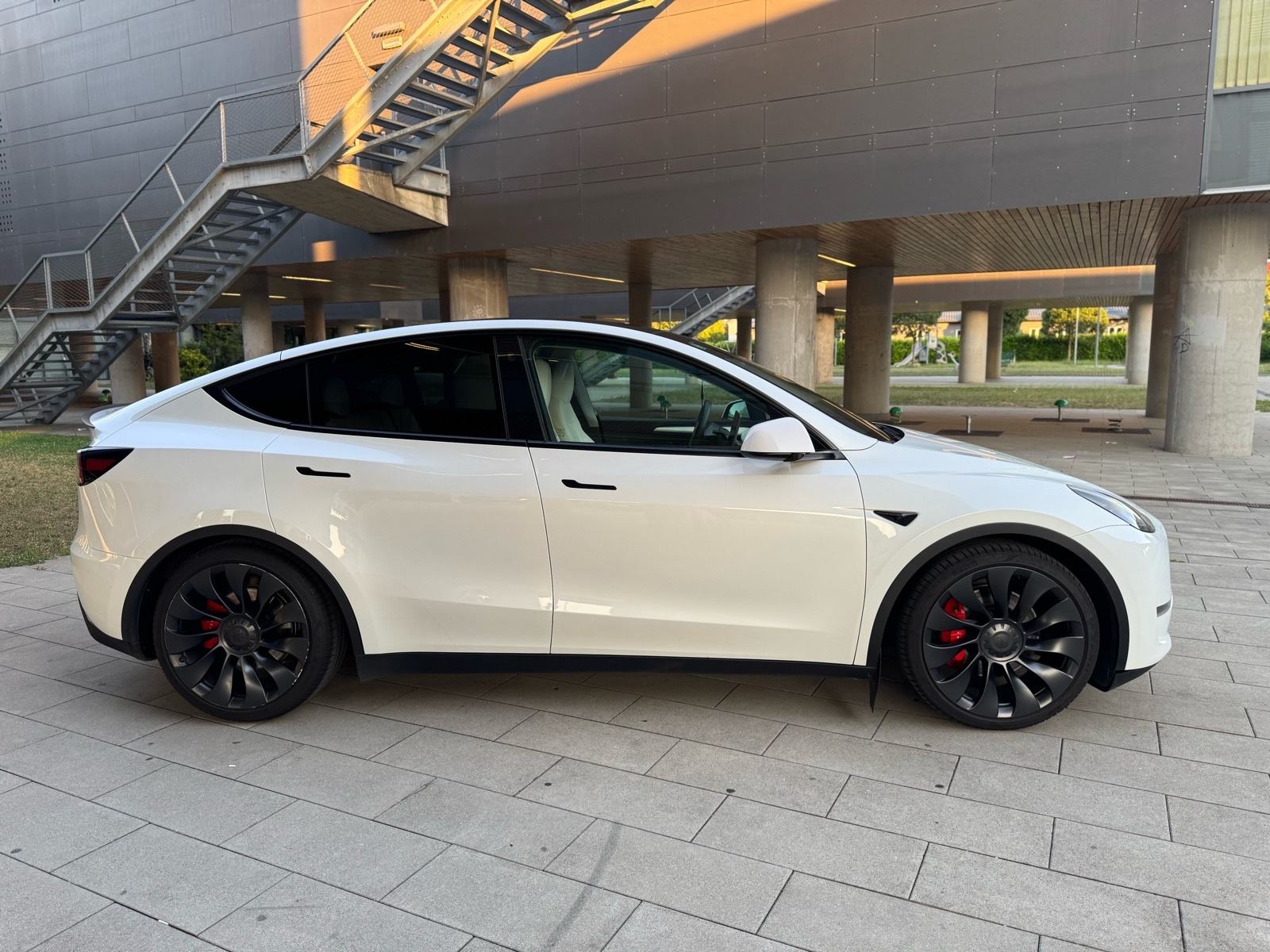 TESLA MODEL Y PERFORMANCE- DUAL MOTOR AWD, fotografija 4