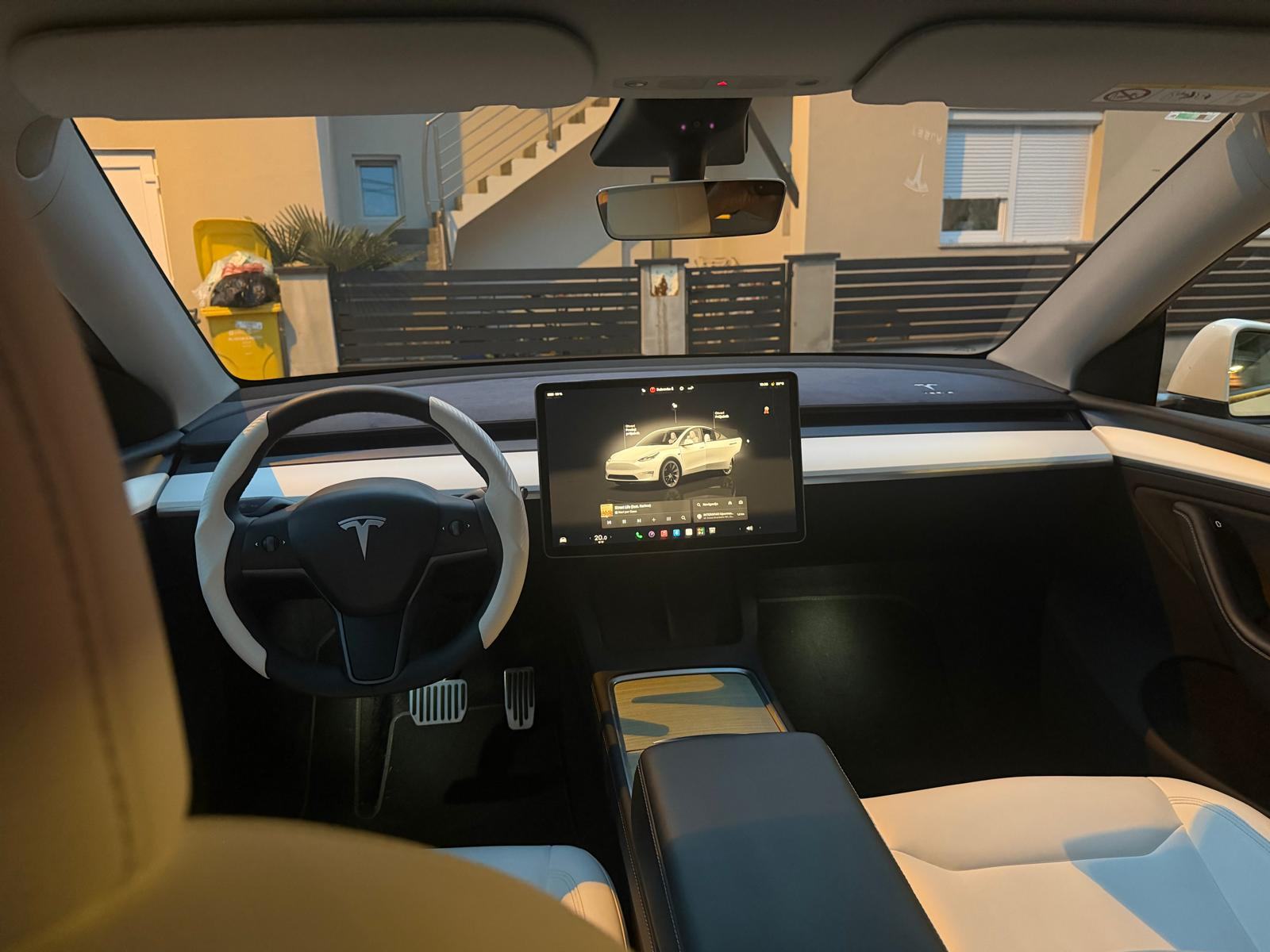 Tesla Model Y RWD automatik_Premium stanje kao novo, fotografija 3