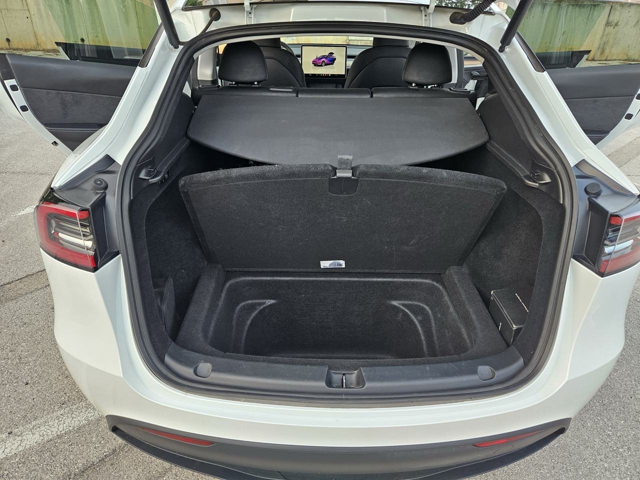 Tesla Model Y SUV automatik, fotografija 3