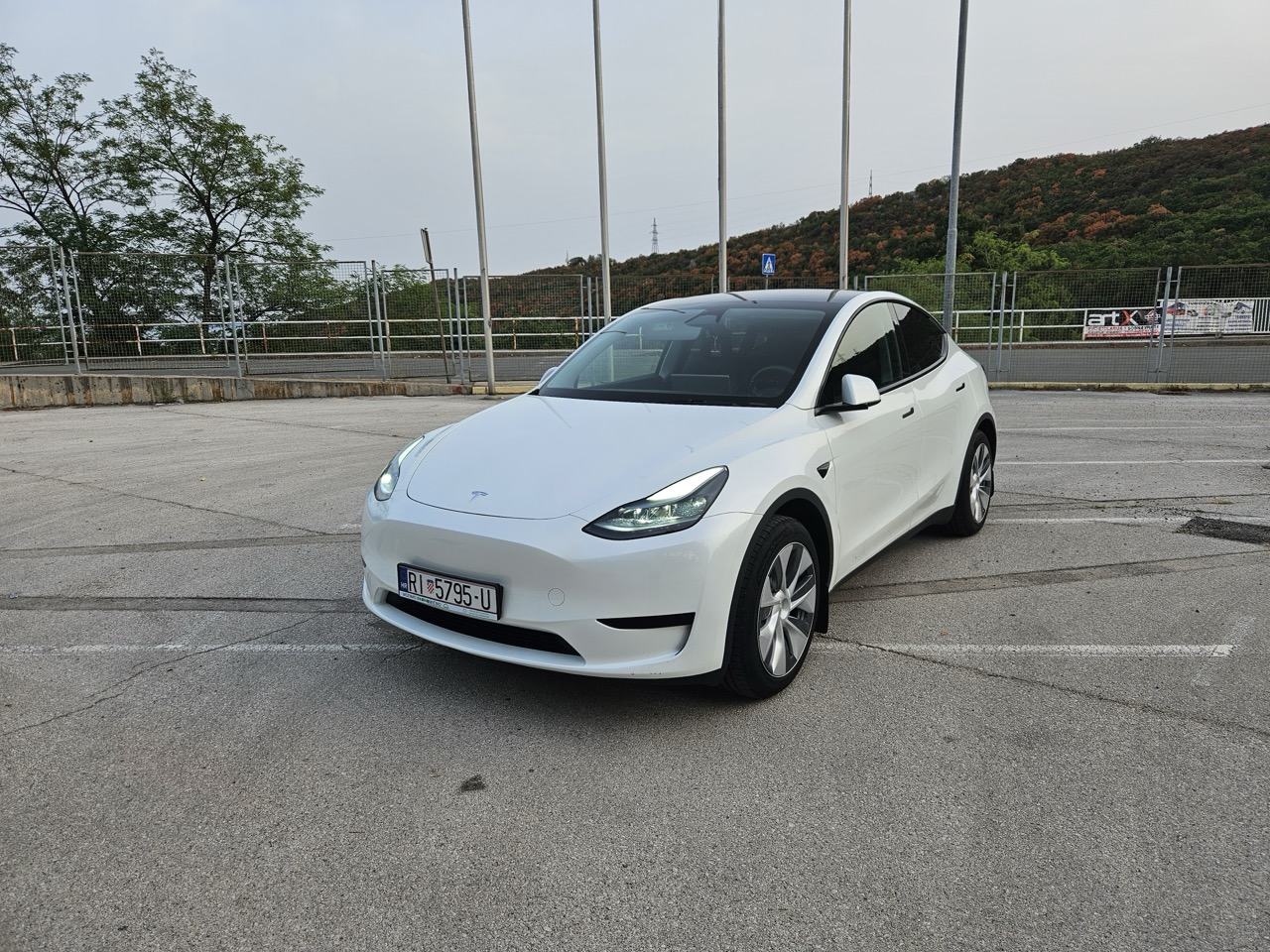 Tesla Model Y SUV automatik, fotografija 5