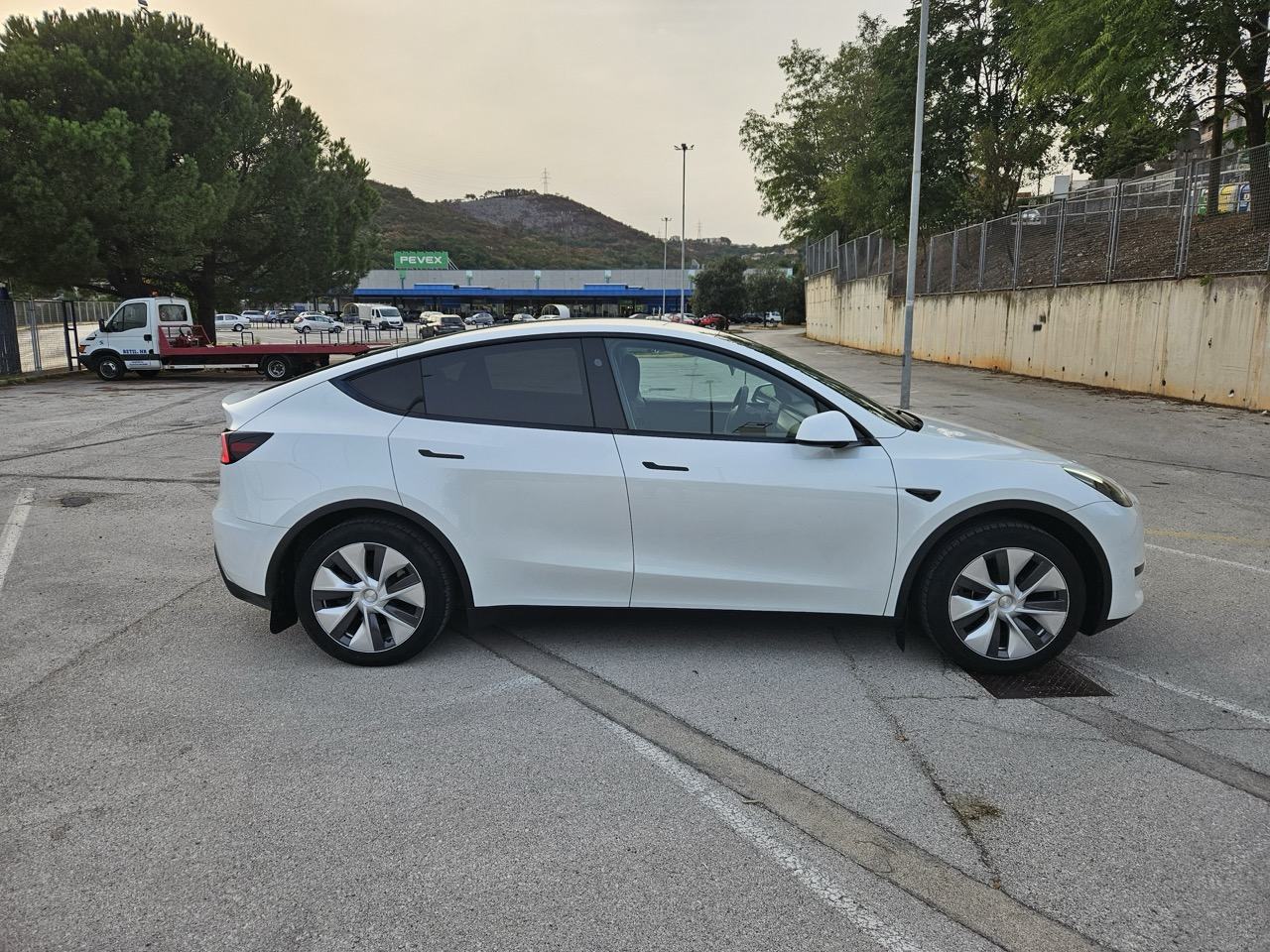 Tesla Model Y SUV automatik, fotografija 7