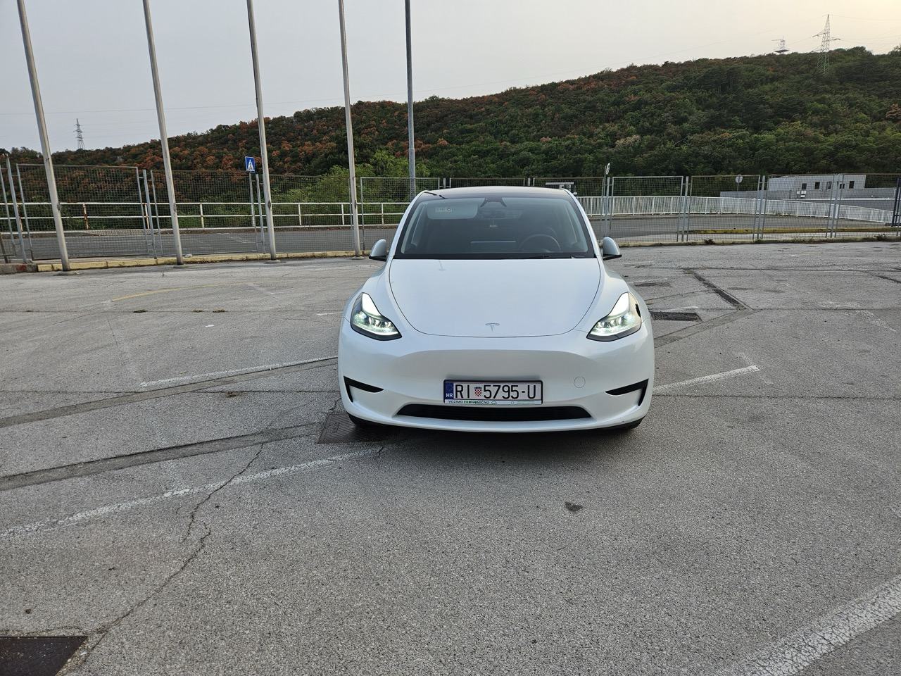 Tesla Model Y SUV automatik, fotografija 8