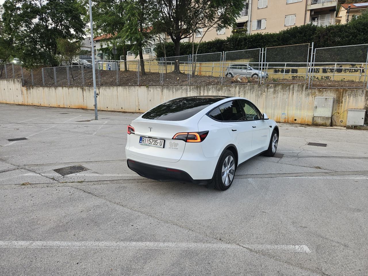 Tesla Model Y SUV automatik, fotografija 10