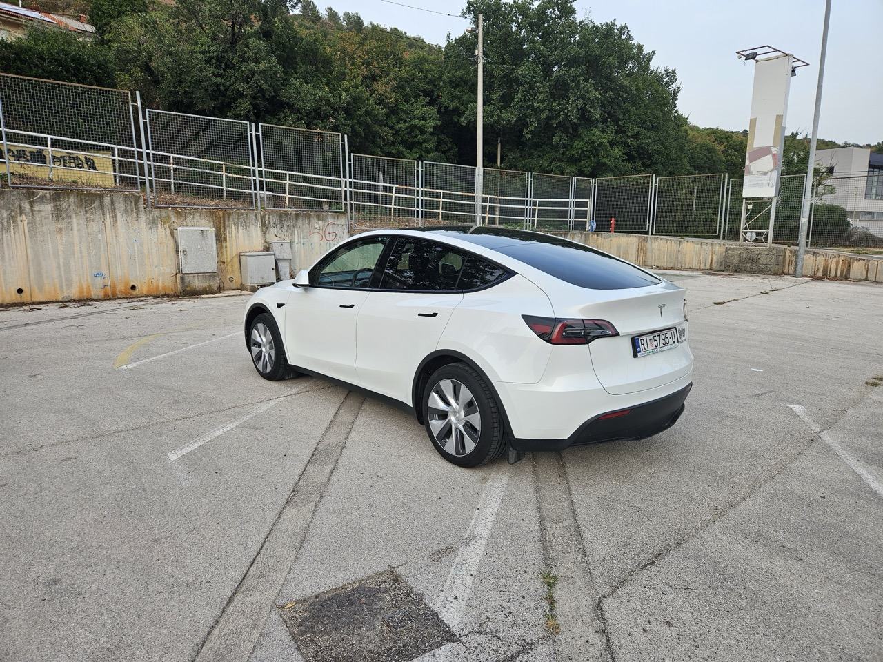 Tesla Model Y SUV automatik, fotografija 11