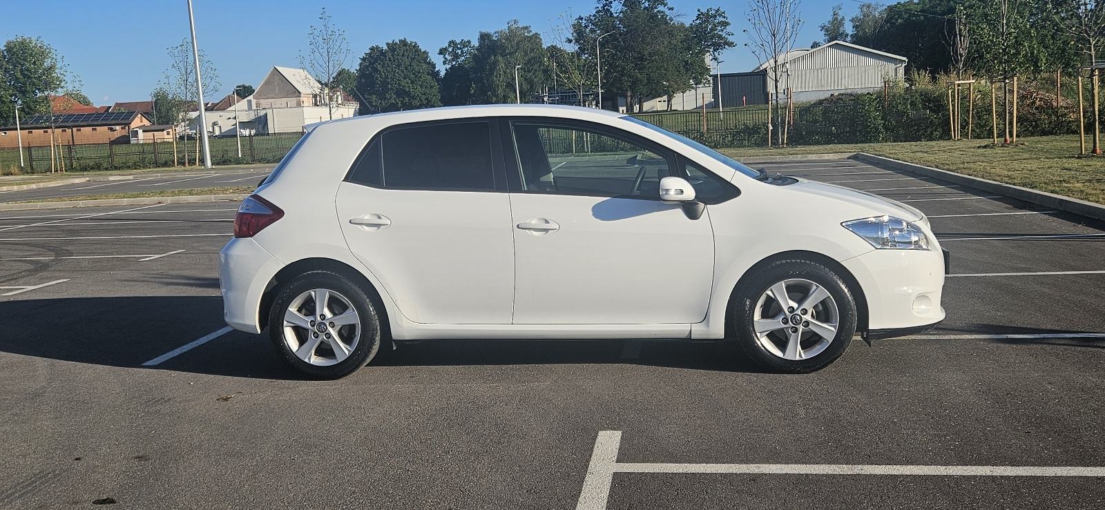 Toyota Auris 1,6 Sol automatik SAMO 98 000 KILOMETARA HR VOZILO, fotografija 6