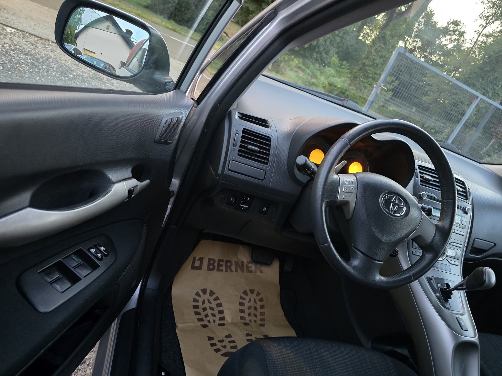 Toyota Auris 1,6 VVT-i Sol AUTOMATIK-NIJE UVOZ,SERVISNA, fotografija 14