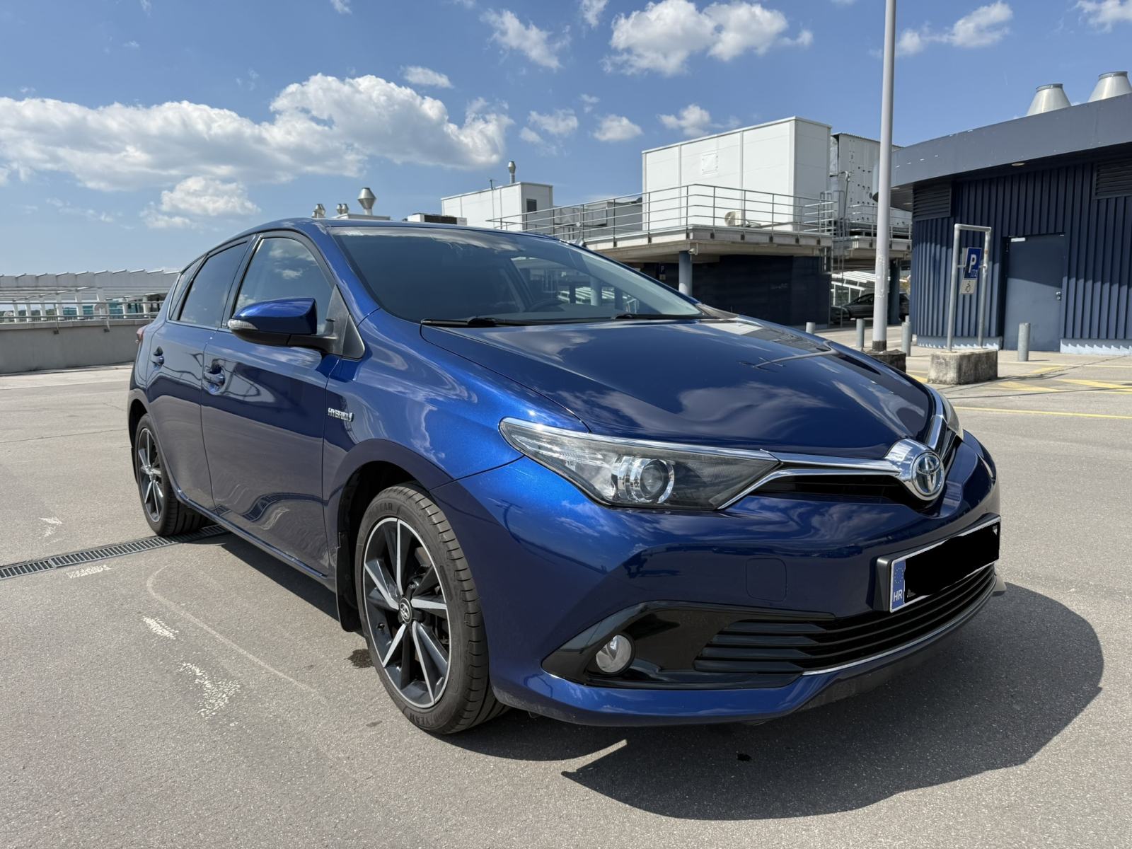 Toyota Auris 1,8 hybrid + zimski set guma, fotografija 2