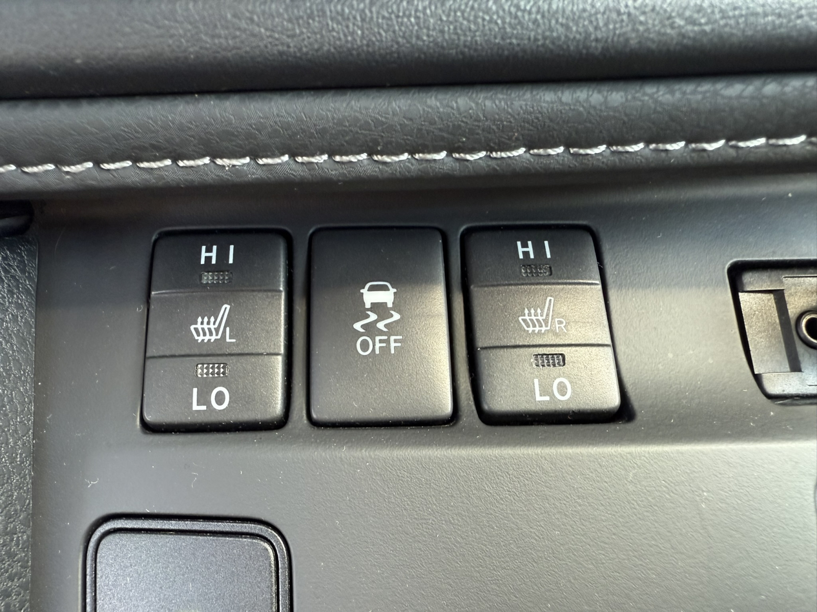 Toyota Auris 1,8 hybrid + zimski set guma, fotografija 11
