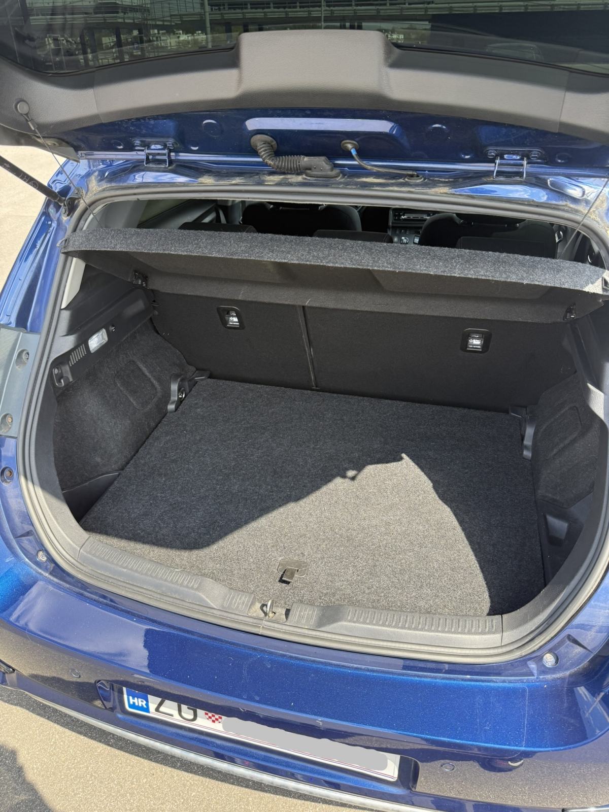 Toyota Auris 1,8 hybrid + zimski set guma, fotografija 15