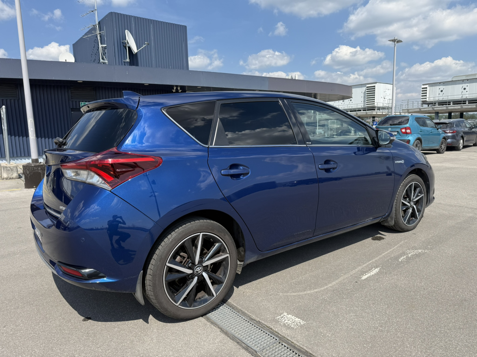 Toyota Auris 1,8 hybrid + zimski set guma, fotografija 3