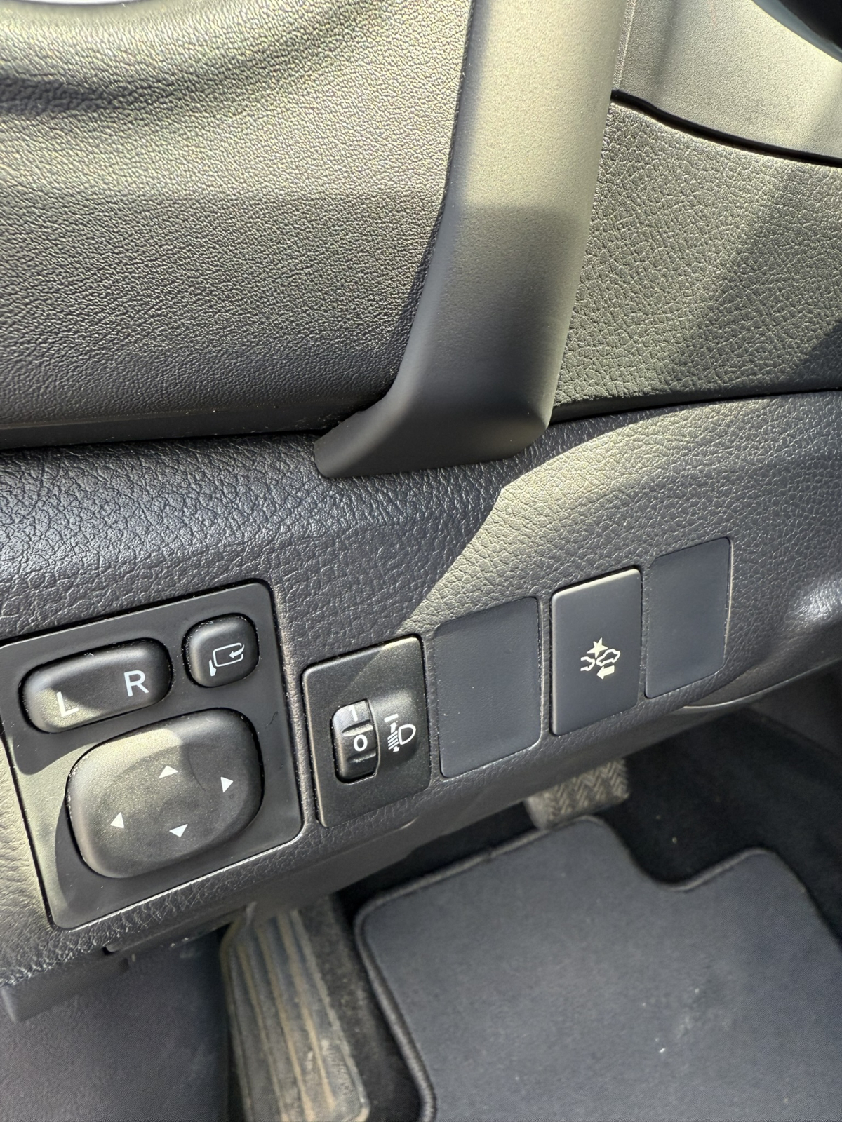 Toyota Auris 1,8 hybrid + zimski set guma, fotografija 12