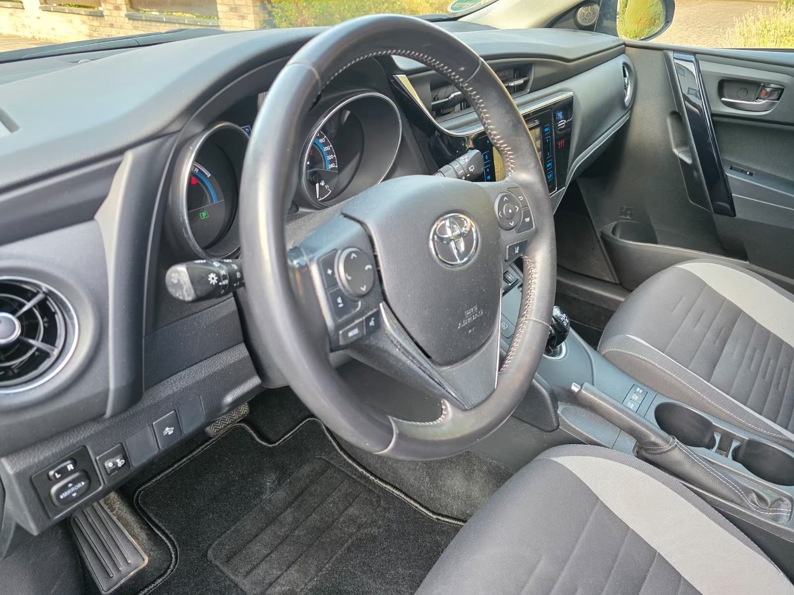 Toyota Auris karavan 1.8 136KS Hybrid DESIGN EDITION KAMERA NAVI LED, fotografija 13