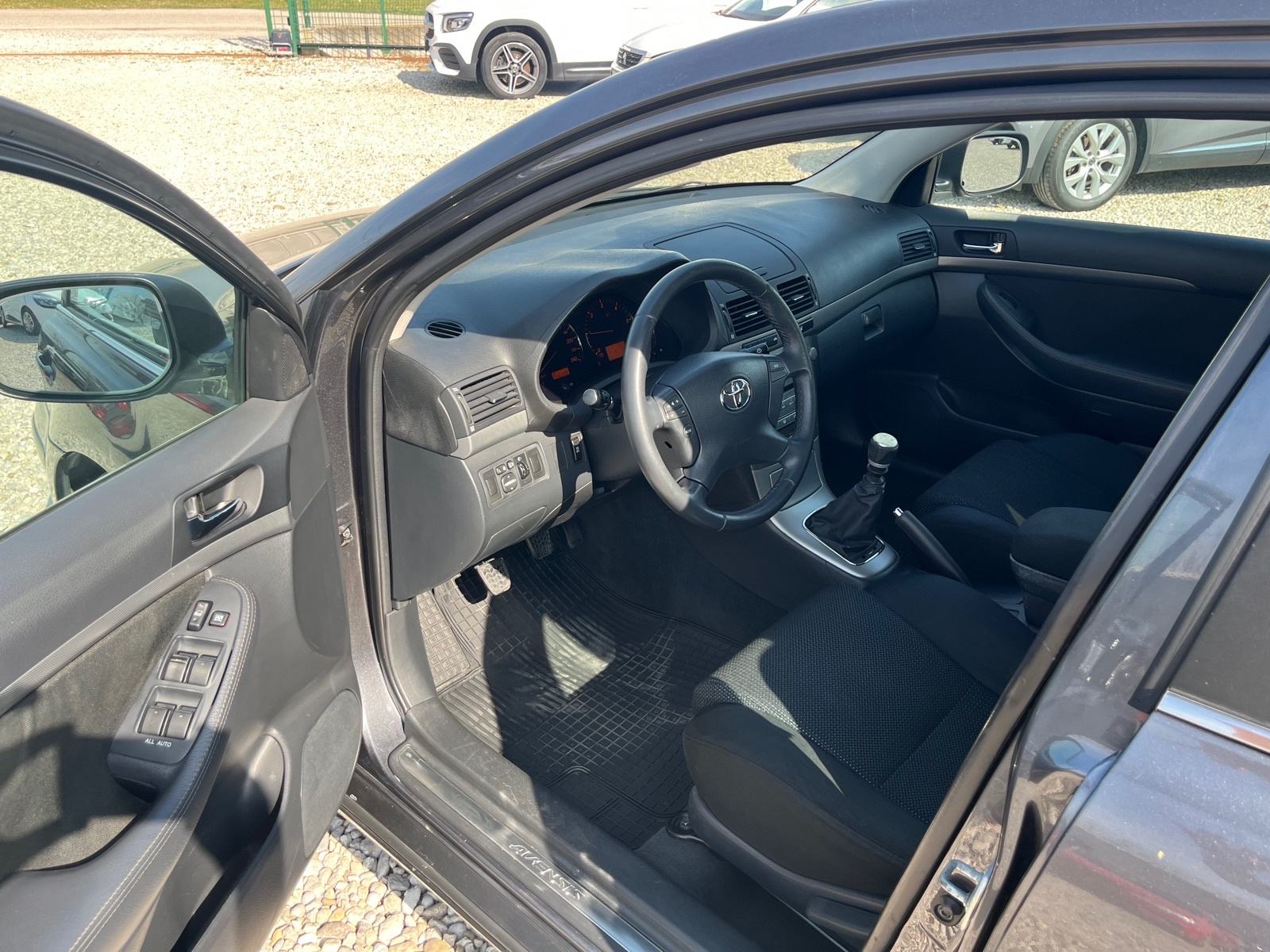 Toyota Avensis 2,2 D-4D, fotografija 7
