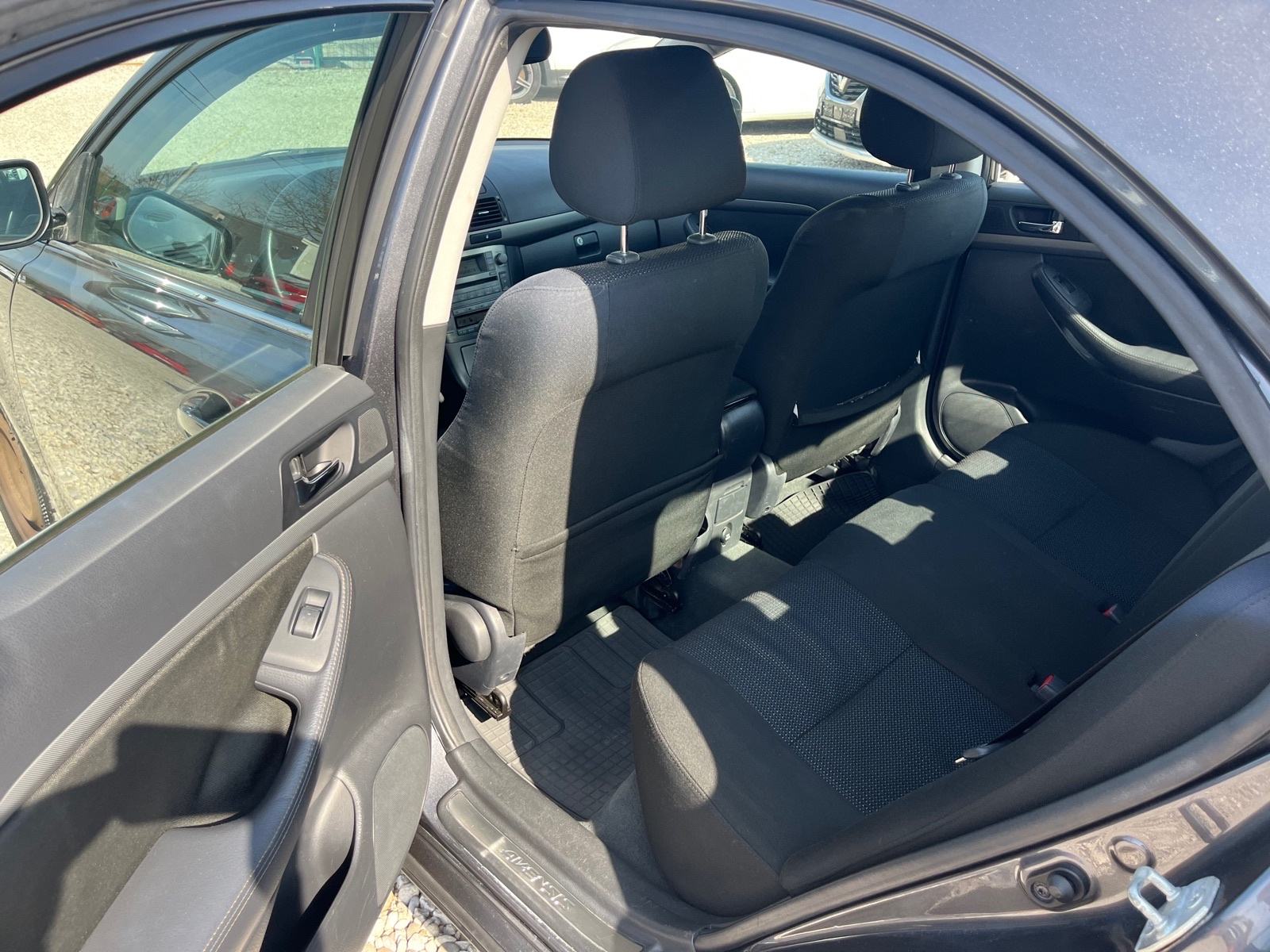 Toyota Avensis 2,2 D-4D, fotografija 12
