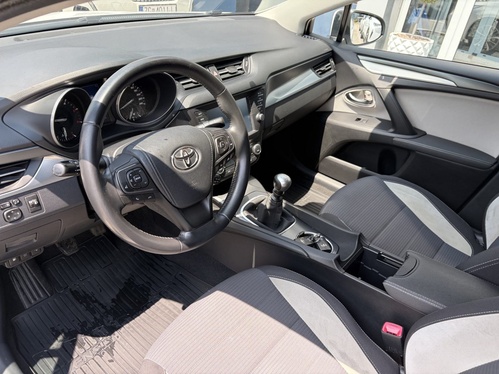 TOYOTA AVENSIS LUNA 2,0 D-4D 145, fotografija 8