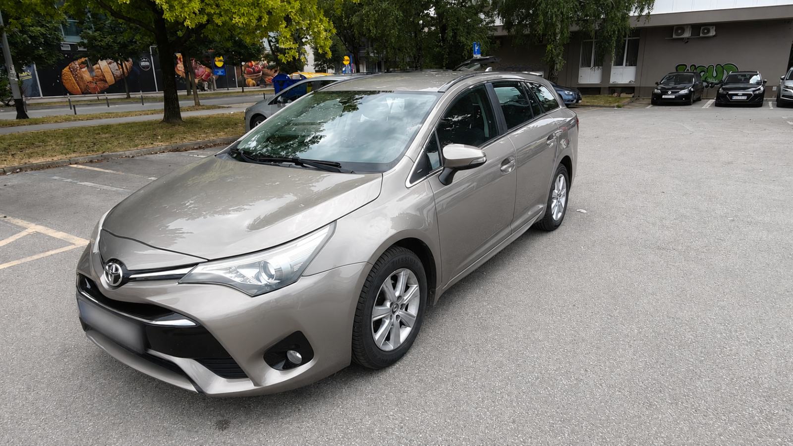 Toyota Avensis Wagon 1,6 D-4D-mala kilometraža, pogled izvana - slika 1