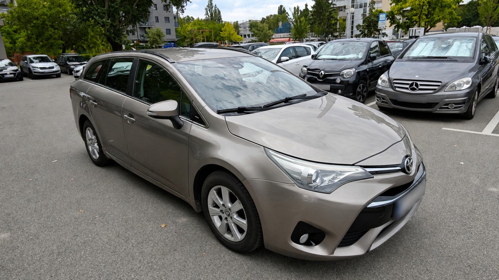 Toyota Avensis Wagon 1,6 D-4D-mala kilometraža, pogled izvana - slika 2