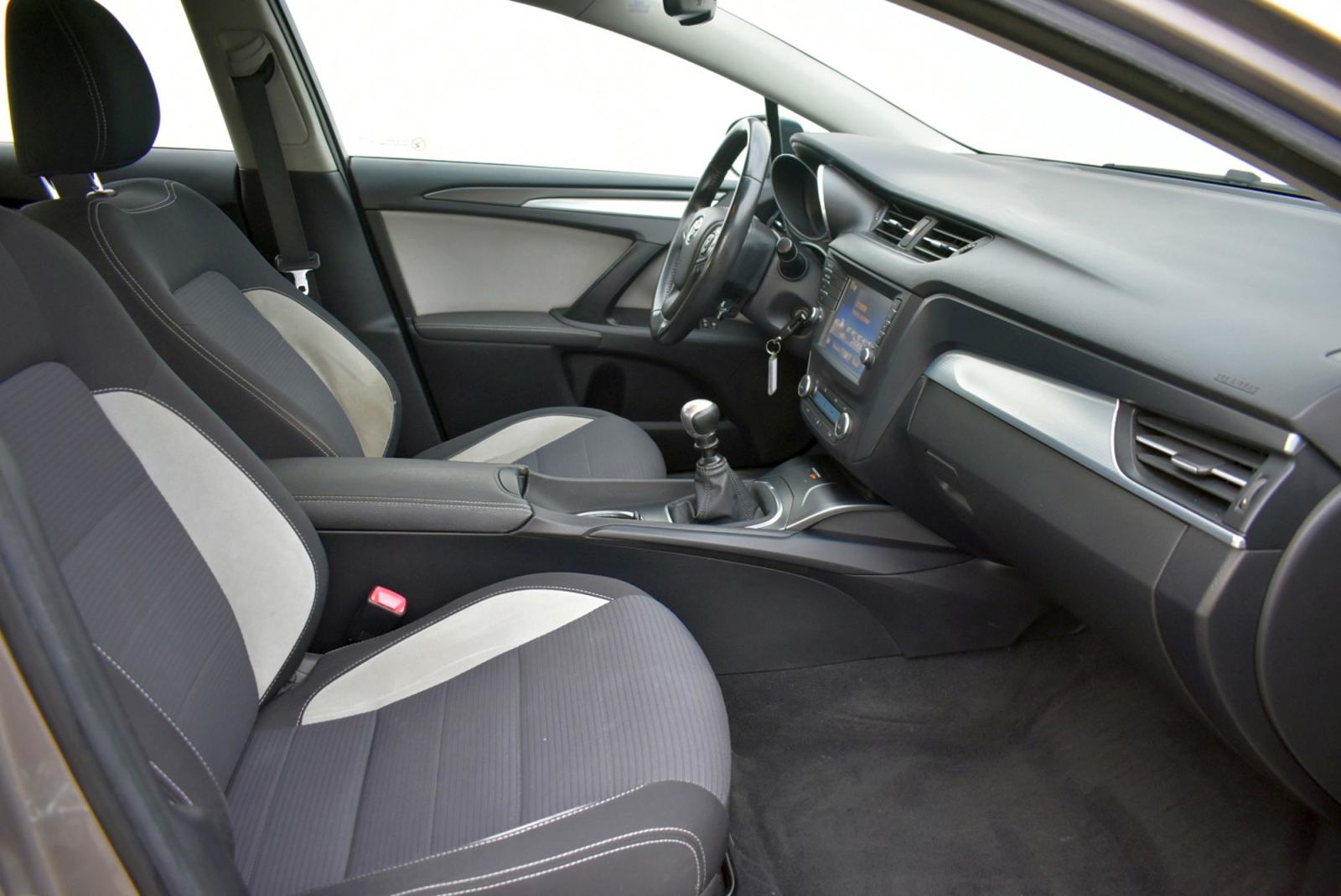 Toyota Avensis Wagon 1,6 D-4D-mala kilometraža, fotografija 12