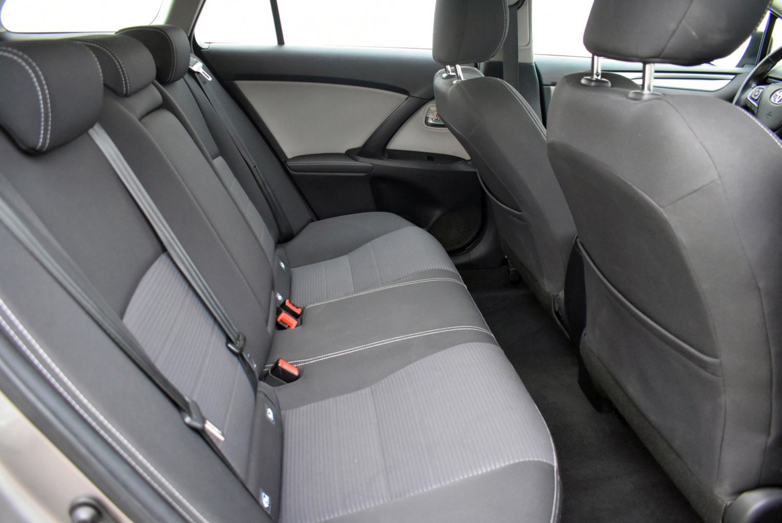 Toyota Avensis Wagon 1,6 D-4D-mala kilometraža, fotografija 13