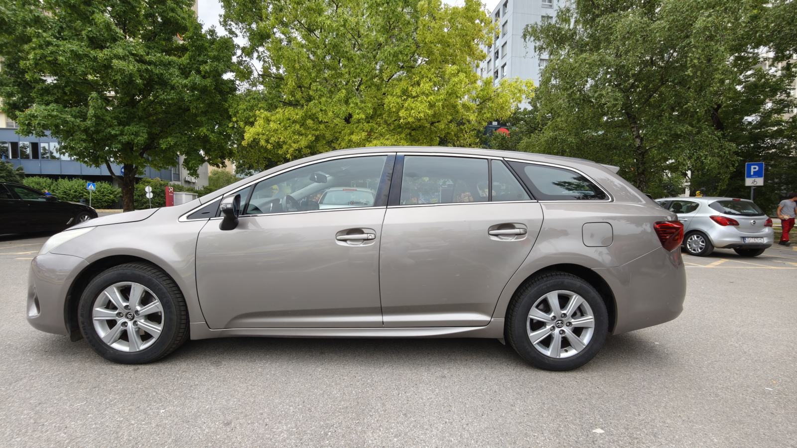 Toyota Avensis Wagon 1,6 D-4D-mala kilometraža, pogled izvana - slika 4