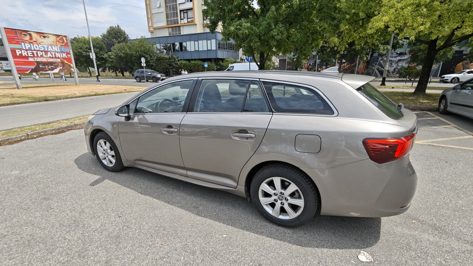 Toyota Avensis Wagon 1,6 D-4D-mala kilometraža, fotografija 6
