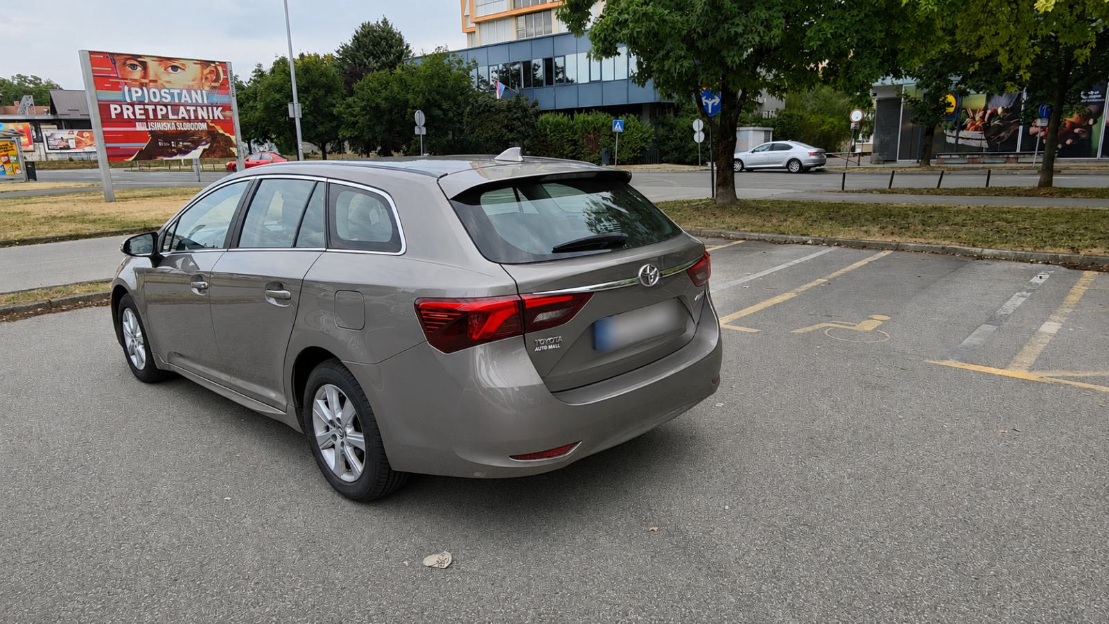 Toyota Avensis Wagon 1,6 D-4D-mala kilometraža, fotografija 7