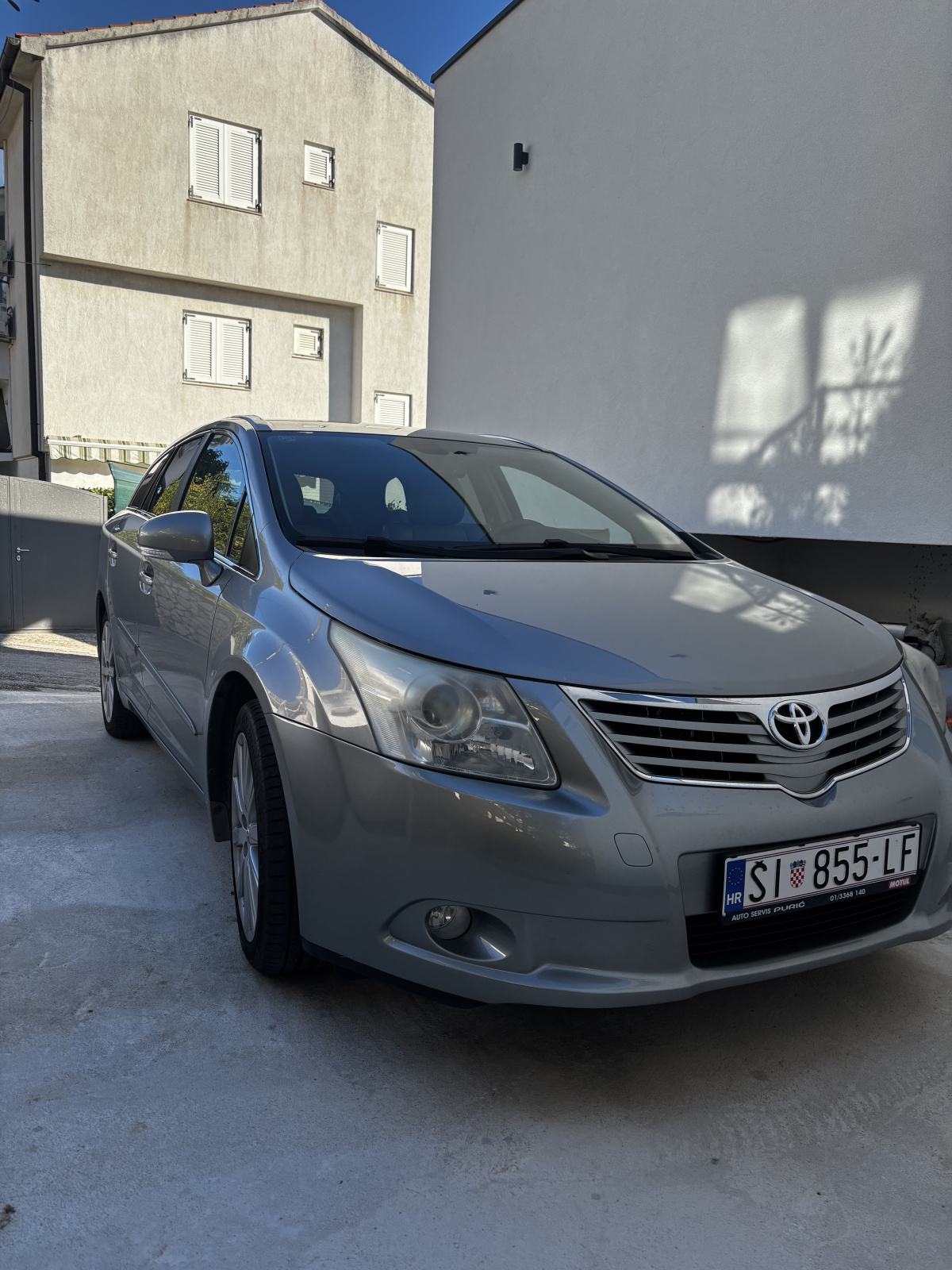 Toyota Avensis Wagon 2,0 automatik, fotografija 1