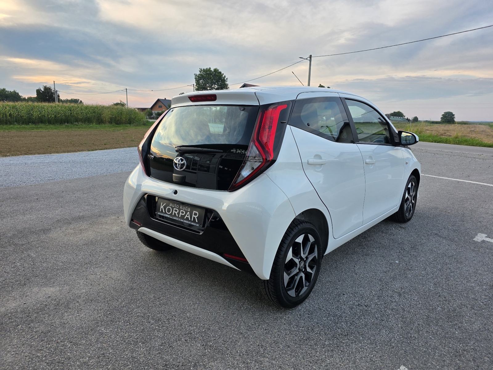 Toyota Aygo 1,0 VVT-i, X-PLAY ALLOYS, SAMO 11.000km, TVORNIČKO JAMSTVO, fotografija 5